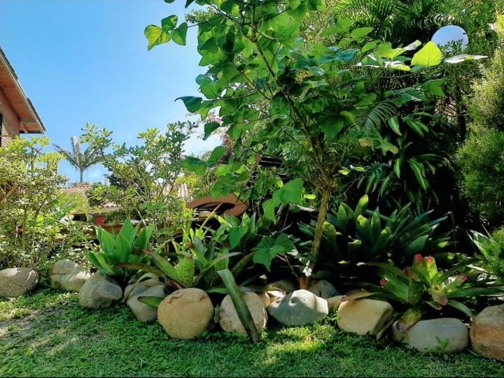 Villa Josefa - Chalé completo com piscina e churrasqueira Praia do Rosa Esterno foto